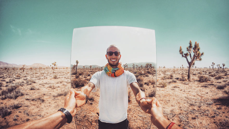 Surreale Wüsten-Selfies by Ari Fararooy